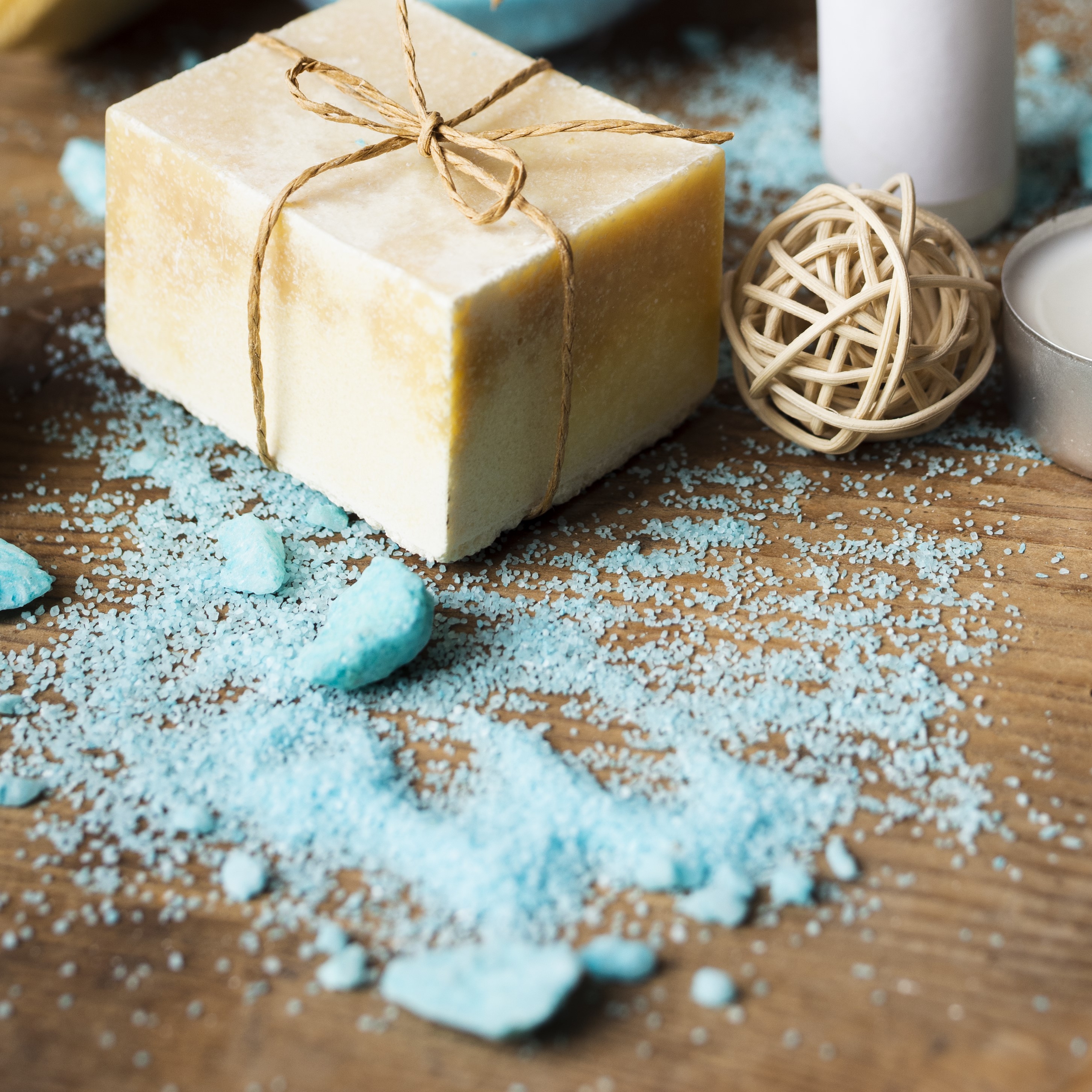 image d'un savon mis en scène avec quelques décorations